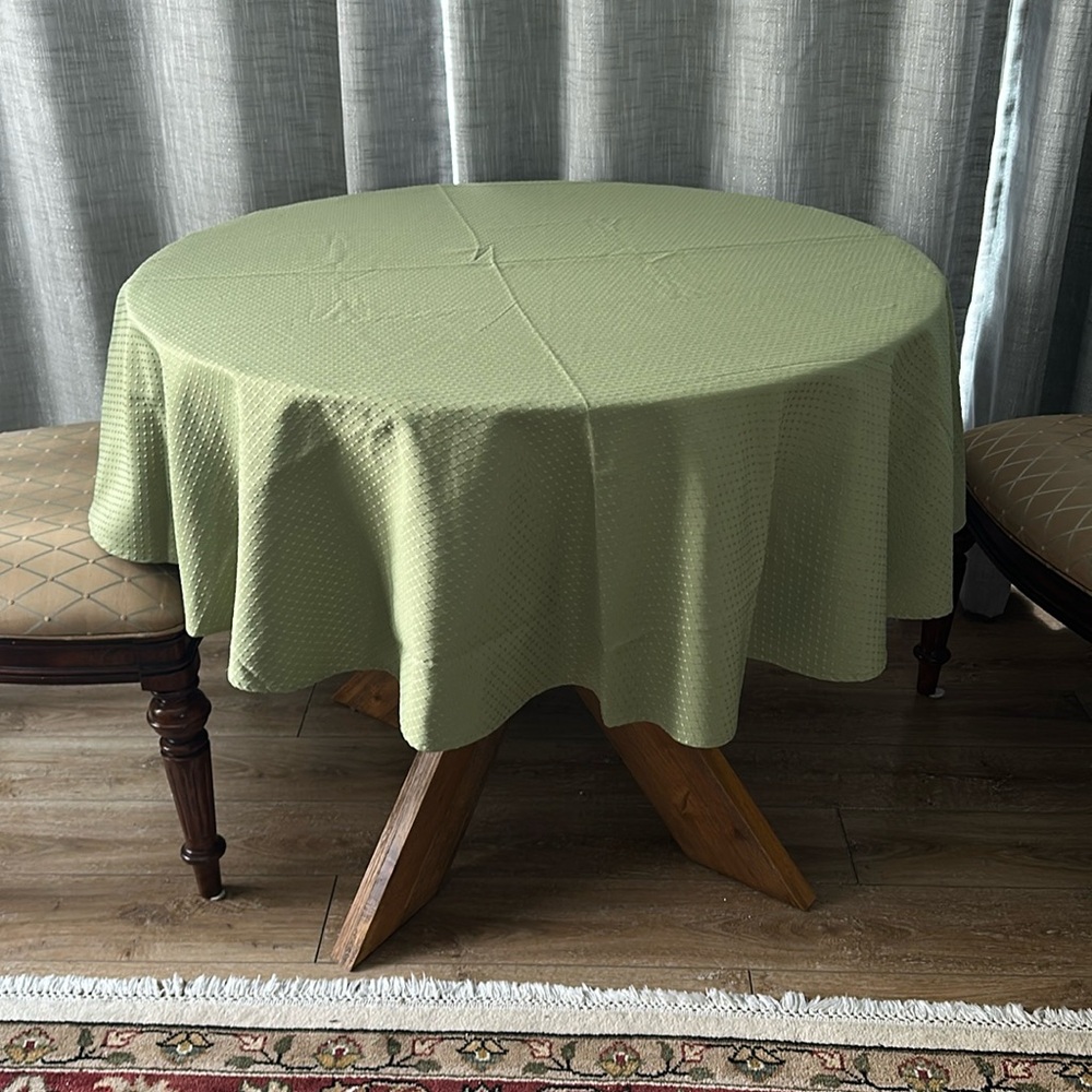 NWOT Green tablecloth Size 60” round Bed Bath & Beyond